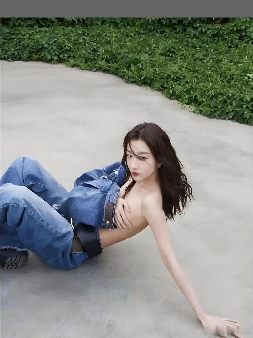 周冬雨晒新版牛仔套装，大家觉得好看吗？