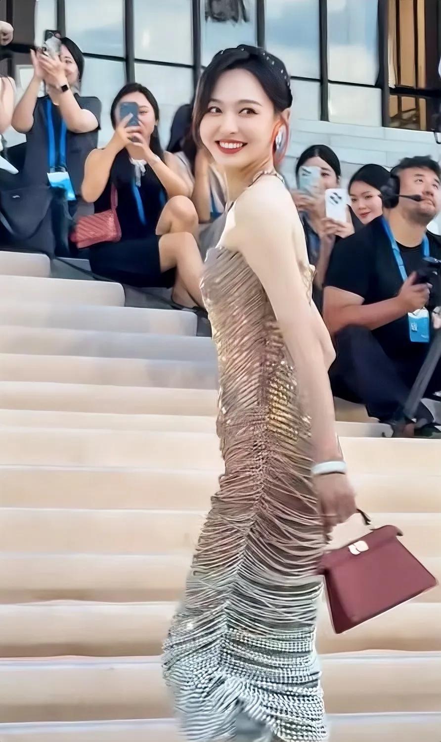 好奇搜了一下金熊猫奖！不搜不知道，一搜吓一跳！原来，金熊猫奖跟金鹰奖、飞