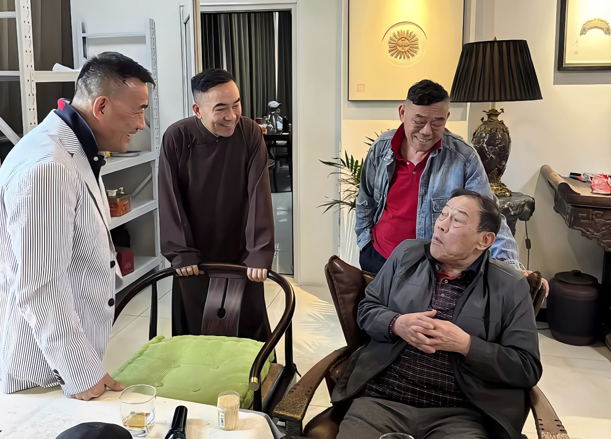 杨少华明明最爱小儿子杨议，为什么却住在三儿子杨伦家里？查了一下才知道，原来竟