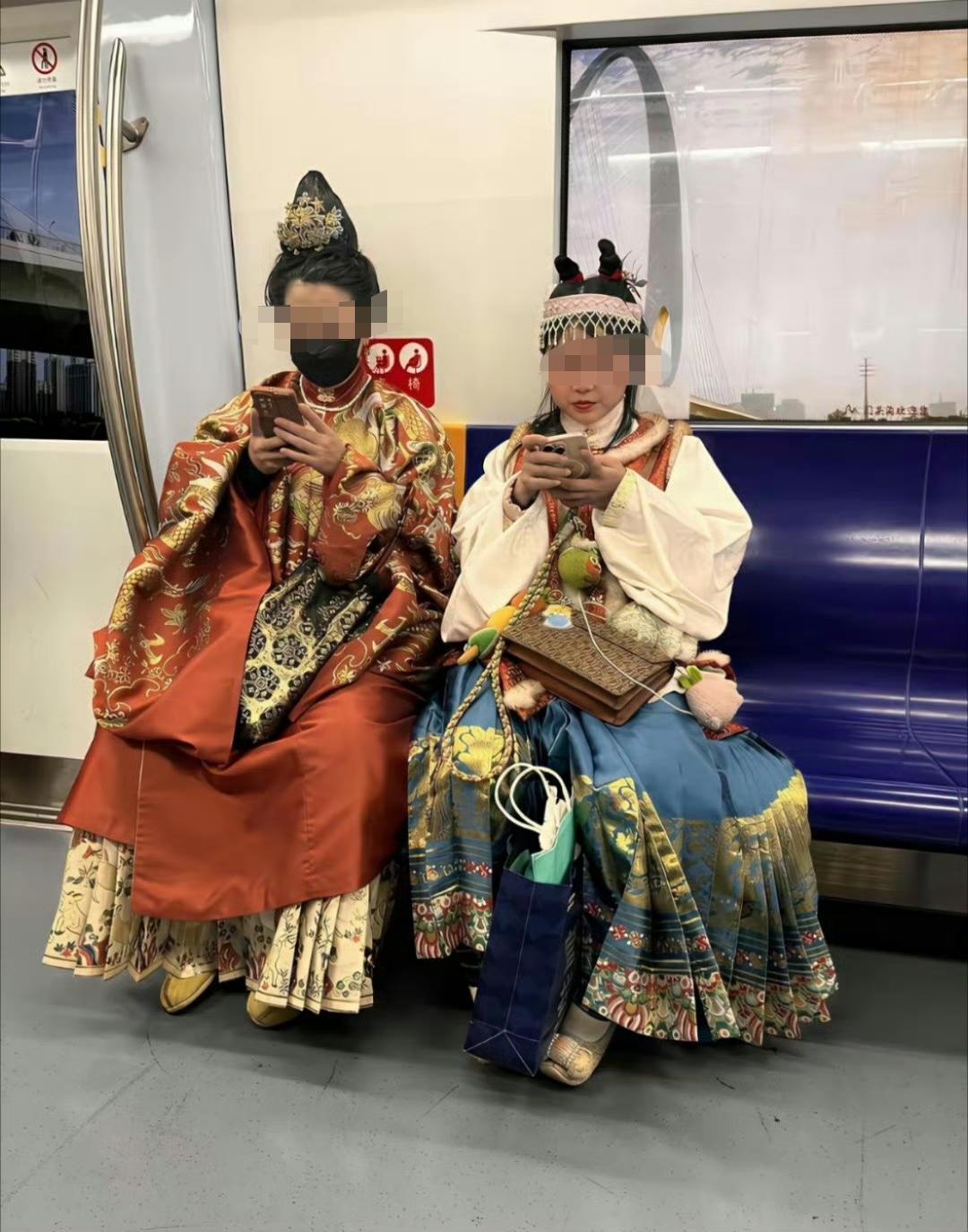 两女生北京地铁穿汉服，竟被人偷拍挂网上批评？近期有两位女生，身穿明制汉服