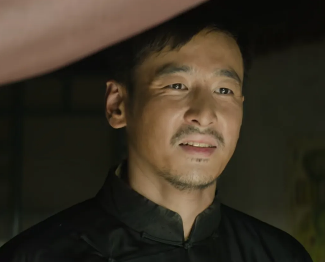 《归队》第17集预告：在酒馆，大阔枝正拽着高云虎往屋里拉，想要说点什么，高云虎却
