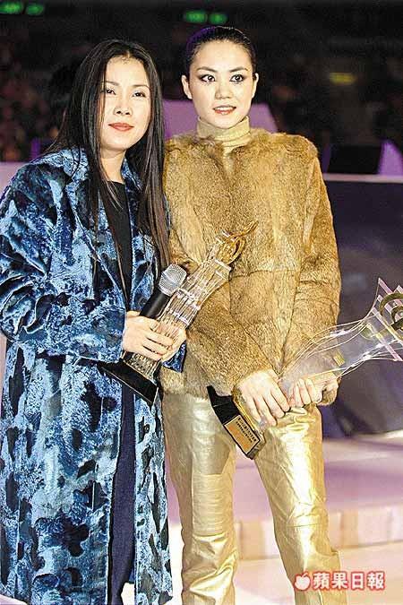 王菲三种状态，开怀大笑的她，拿着奖杯的她，戴着眼镜学生模样的她。不管什么状态的她