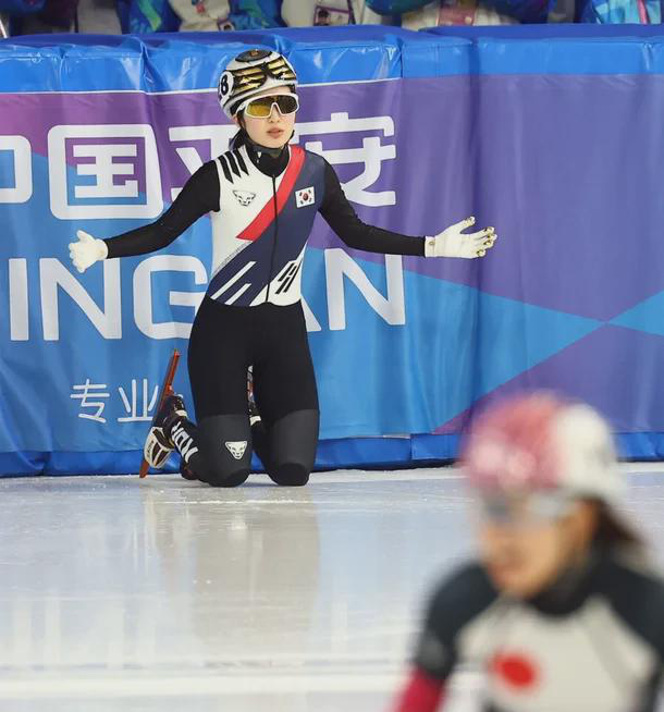   韩国短道速滑队在亚冬会上演了戏剧性场面。虽然以6枚金牌力压东道主中国队，