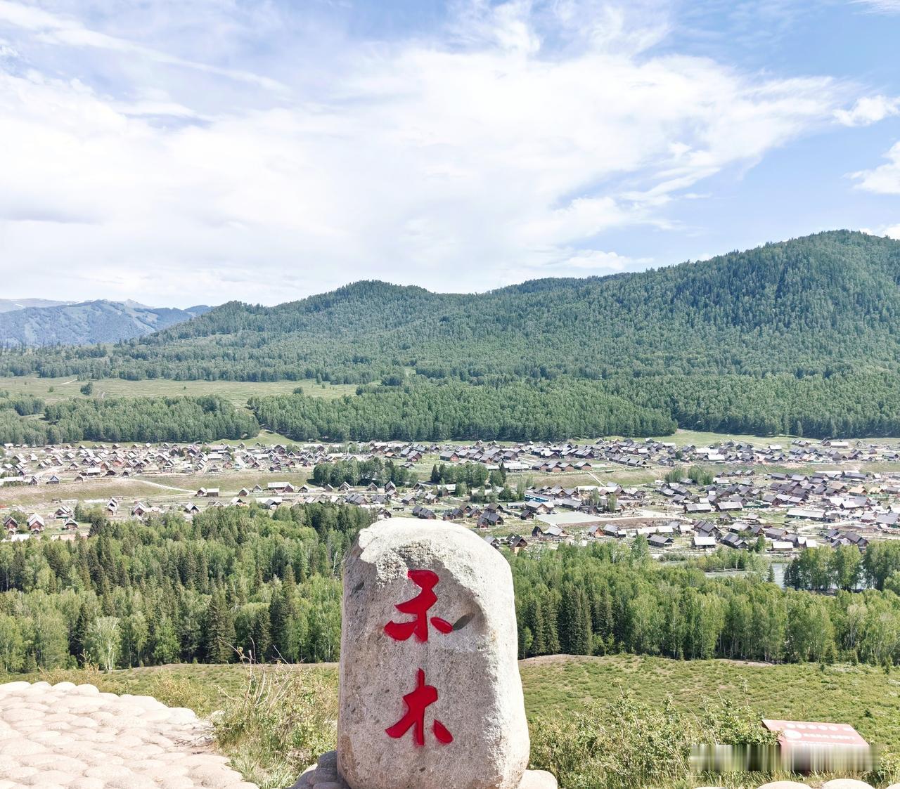 远山白雪皑皑，小木屋静立草原，牛羊悠然吃草。禾木，藏着最治愈的人间烟火。清一