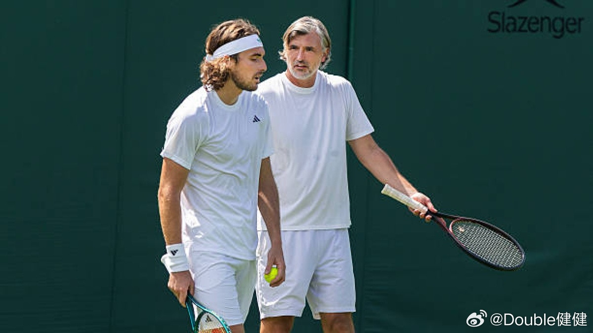 西西帕斯严厉批评了伊万尼塞维奇几个月前对他的言论。“很疼，就像他把我踢倒在地一样