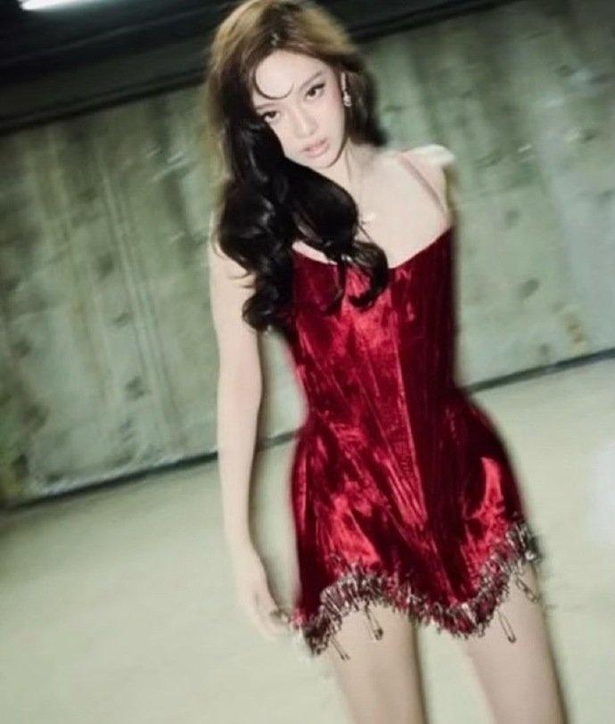 和宁艺卓穿同款，凭借独特气质穿出专属味道，慵懒与灵动并存，这波时尚表现力太能打！