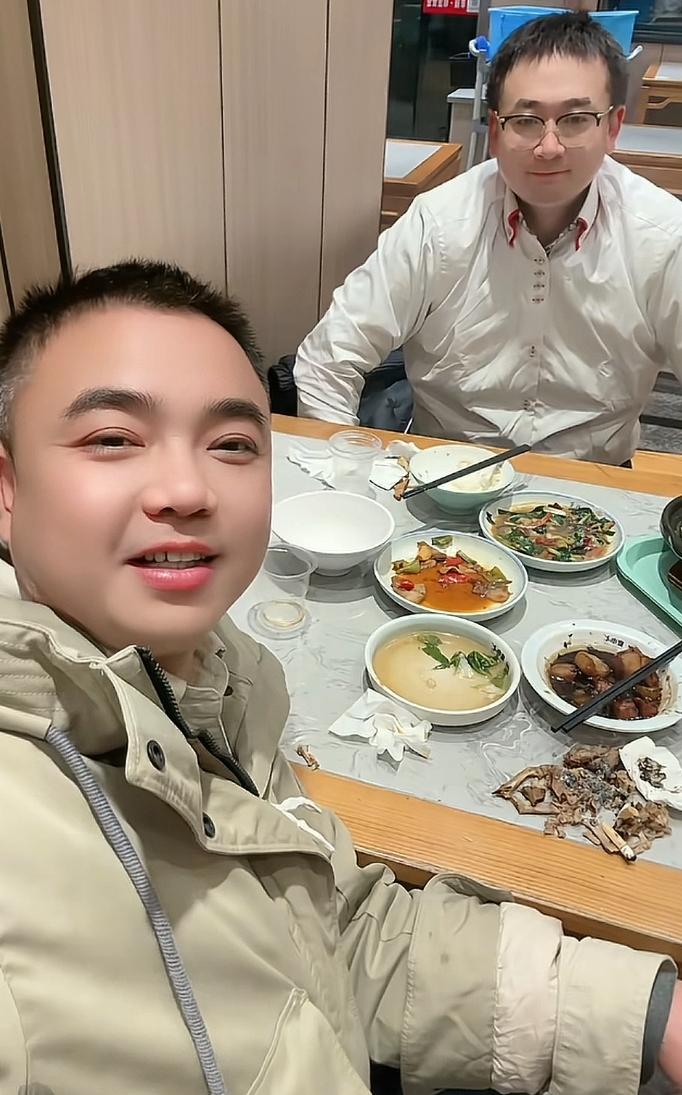 昨晚，张干部和星球等人坐客丹麦直播间聊作证的事。张干部坦言，曾经和老杜多次去做