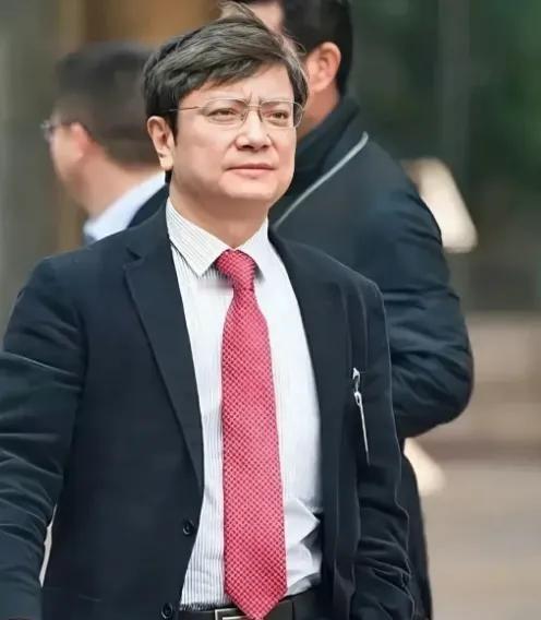 郑强教授此前一句话让国人都震惊了：民富不等于国强。如果我们跟老美干起来，跑的最快