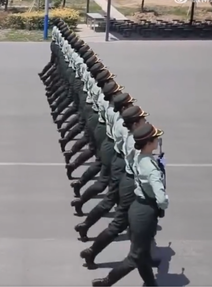 横看一条线，竖看一条线，女兵排面，真飒！