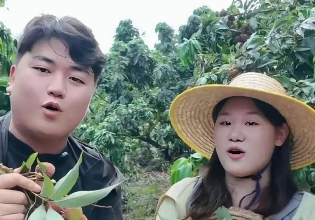 全进华说“配不上”的时候，正在给张家齐递湿巾。阳光晒得他后颈发亮，手里的哈密瓜刀