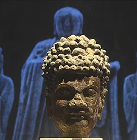 1995年，一位老奶奶虔诚地给佛祖像上完香后，抬头一看，脸色瞬间大变，惊慌失措地