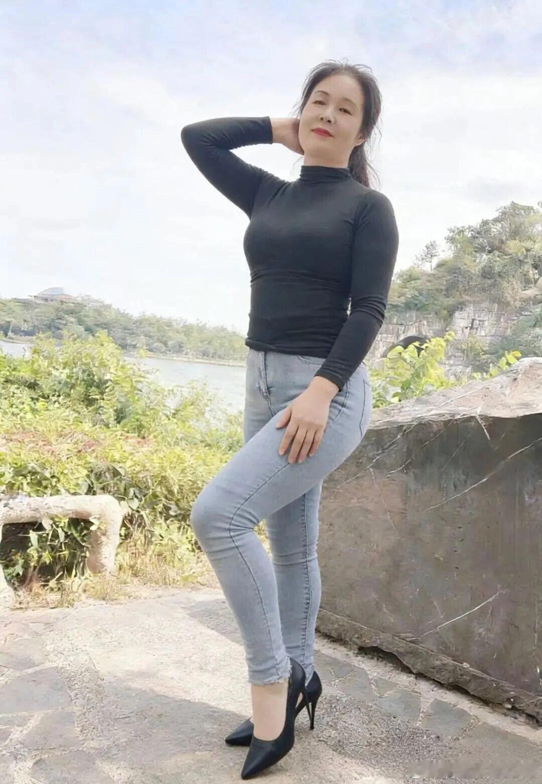 OOTD时尚穿搭今天穿什么ootd浅色紧身牛杂裤搭配黑色长袖瞬间年轻不少