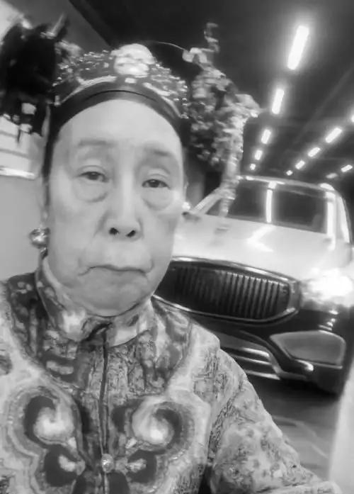 1900年，慈禧狼狈逃窜至山西首富乔家，临行时，慈禧让乔家借她10万两，乔