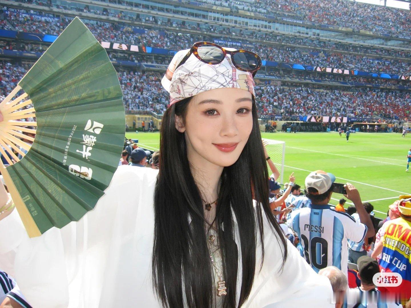 杨紫杨紫李祯欢迎吱吱公主回国喜欢棒球风格的这套妆造，好看