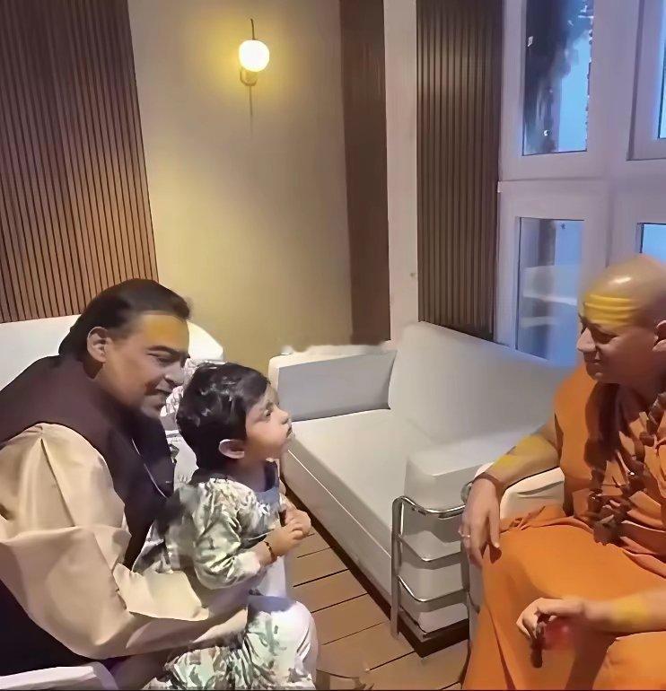 印度婆罗门教主，给印度首富的孙子祈福呢