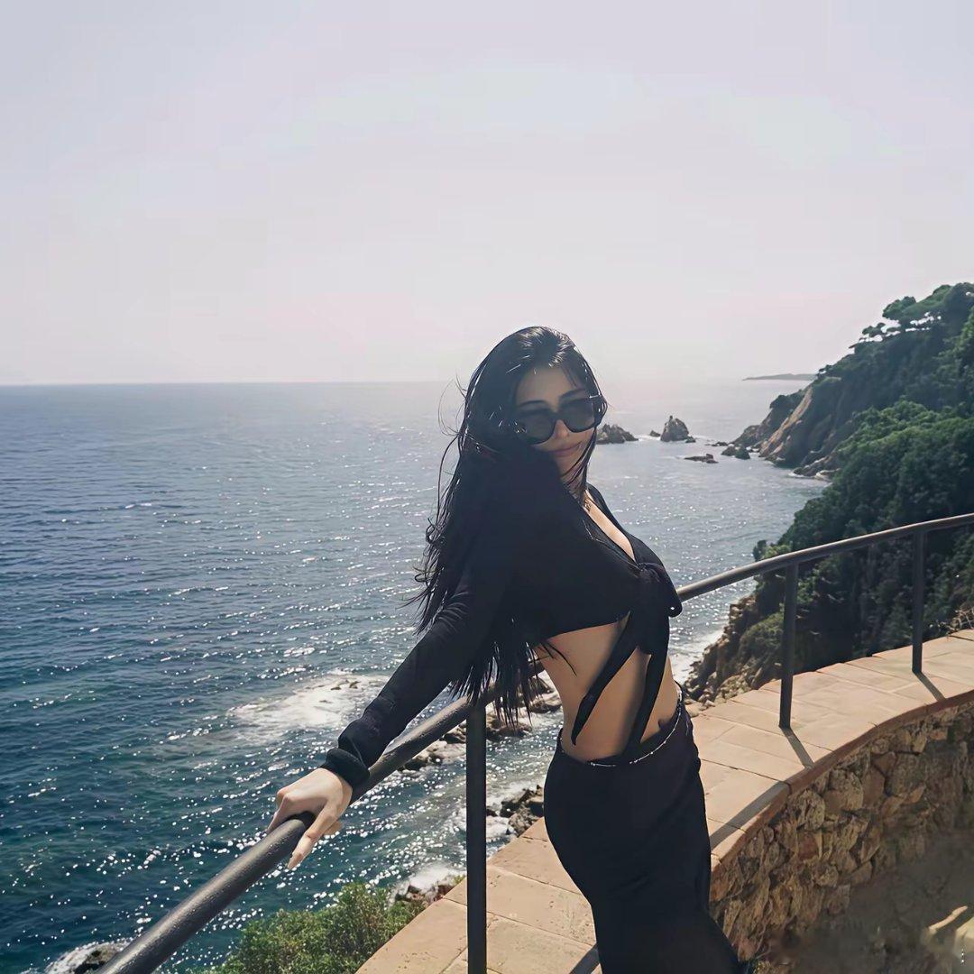 汪峰大女儿太辣了！穿露腹上衣秀纤薄眼神，身材曼妙、颜值高，太像妈妈葛荟婕……​女儿长大了，总归是像妈