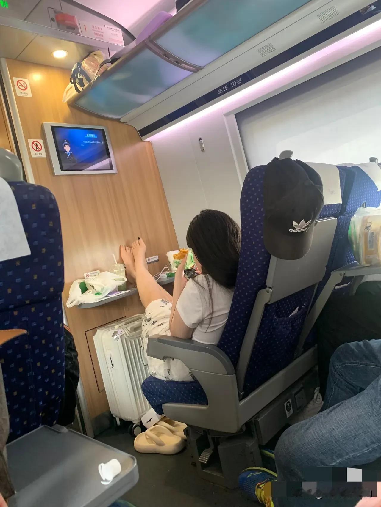 腿很白也很长素质不高