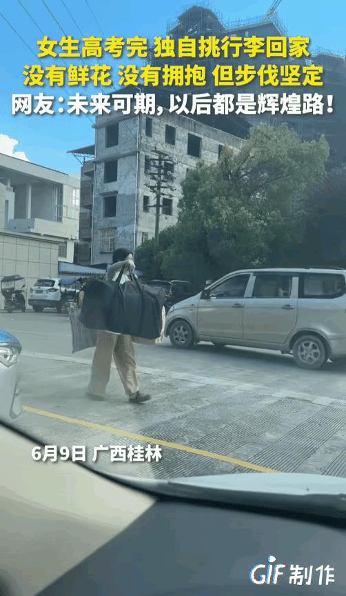 这是高考结束之际，桂林县城的街道上呈现出的“最动人的一道风景线”——扁担姑娘挑人