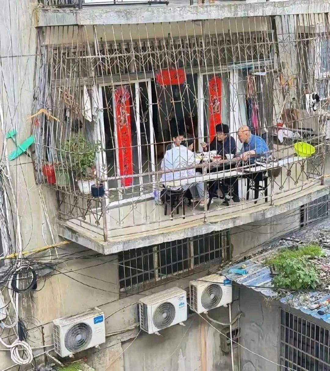 这家人真的太喜欢这个阳台了！