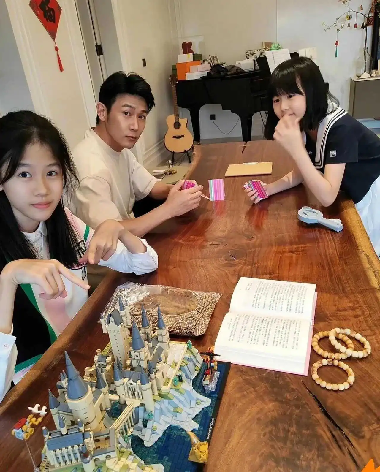 陆毅家里这个桌子很值钱吧。