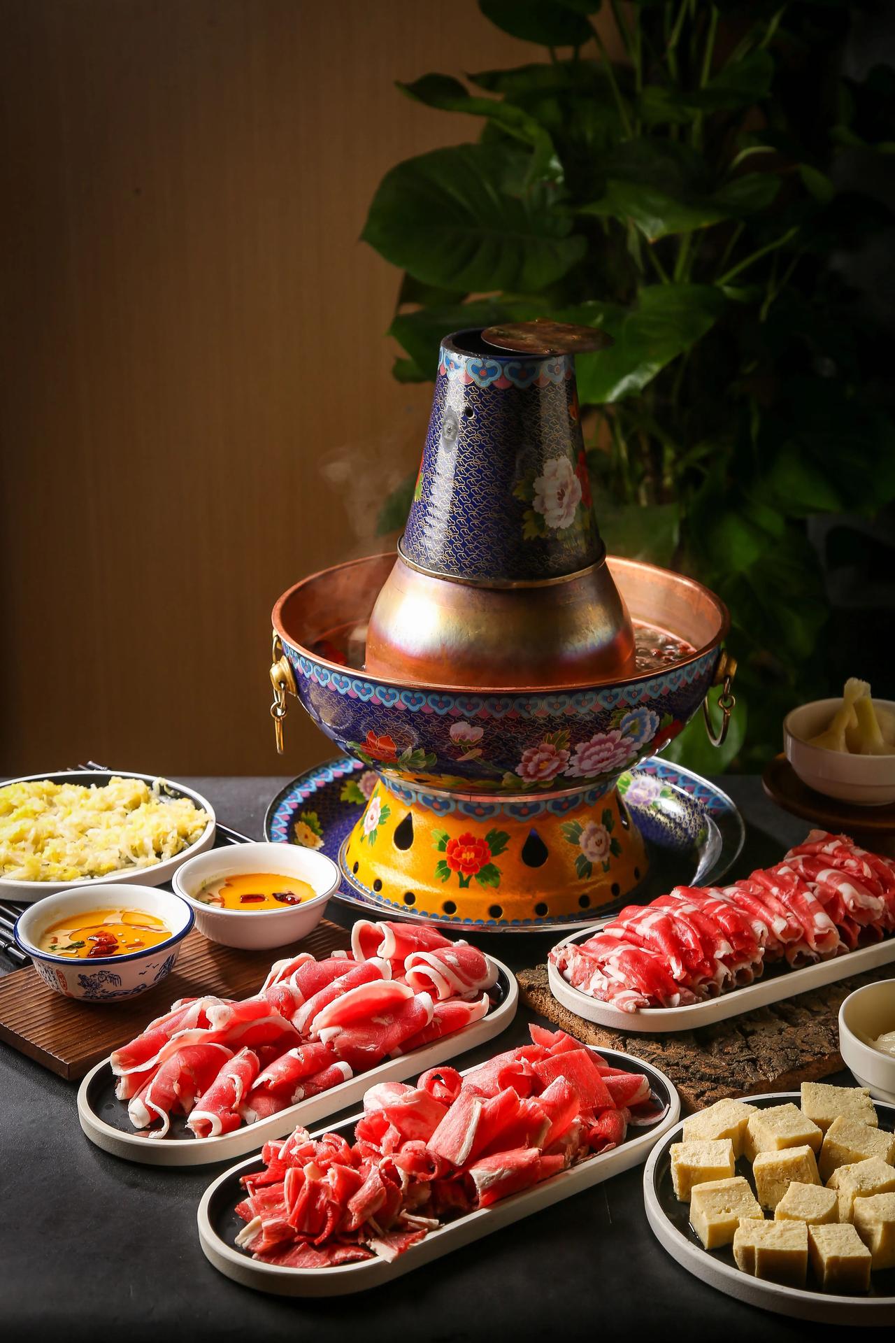 很多人吃老北京涮肉，坐下第一件事就是扎进调料台，麻酱打底，韭花、腐乳、辣椒油、香