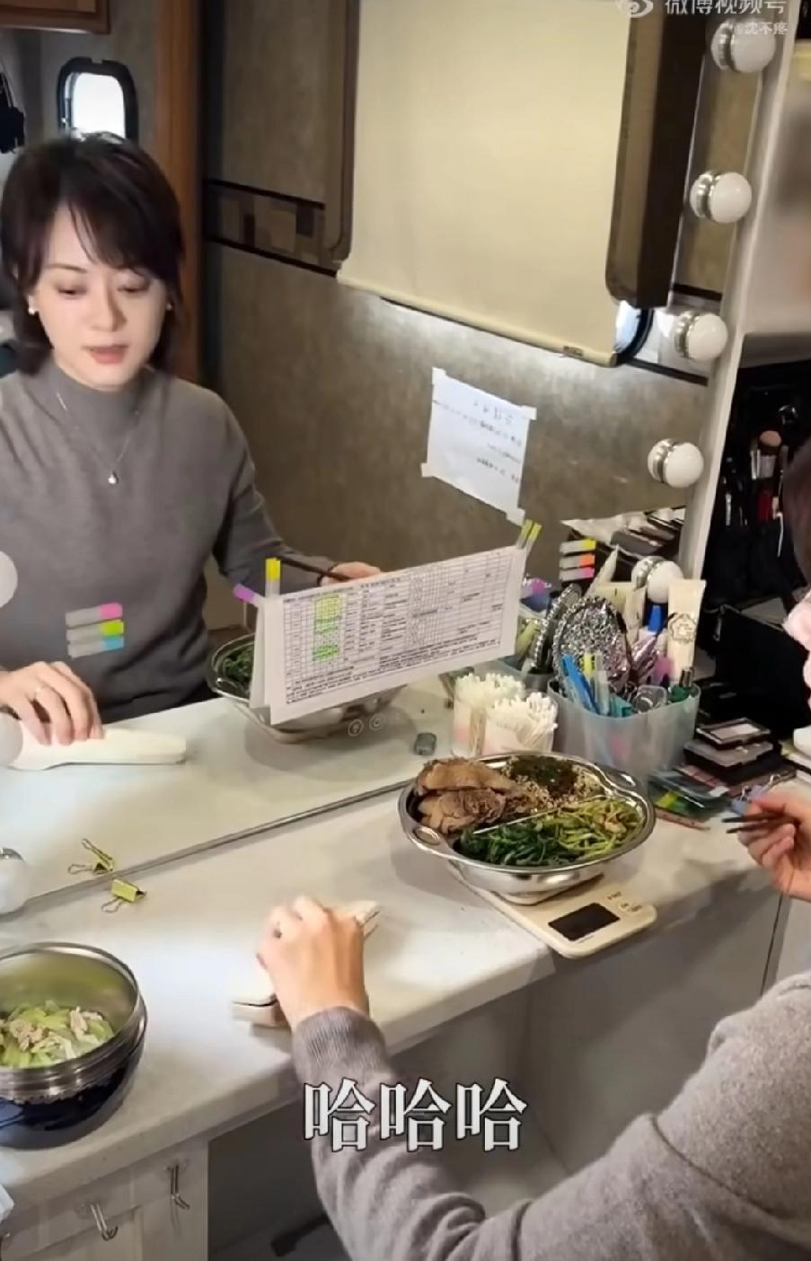 算了吧，明星的日子普通人根本过不了！孙俪都43岁了，老戏骨了，吃个饭还要用