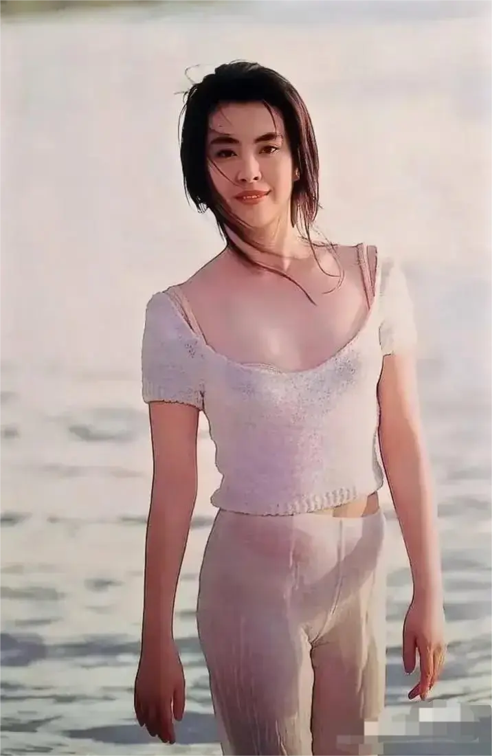 王祖贤年轻时在海边的素颜照，真是妩媚又清纯。