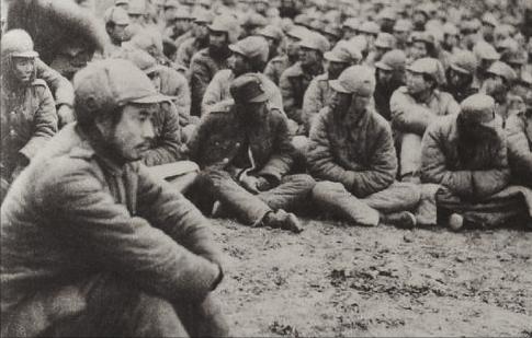 1947年，清涧刚破，俘虏堆里混着敌军中将师长！许光达一眼识破，只因一句：“黄埔