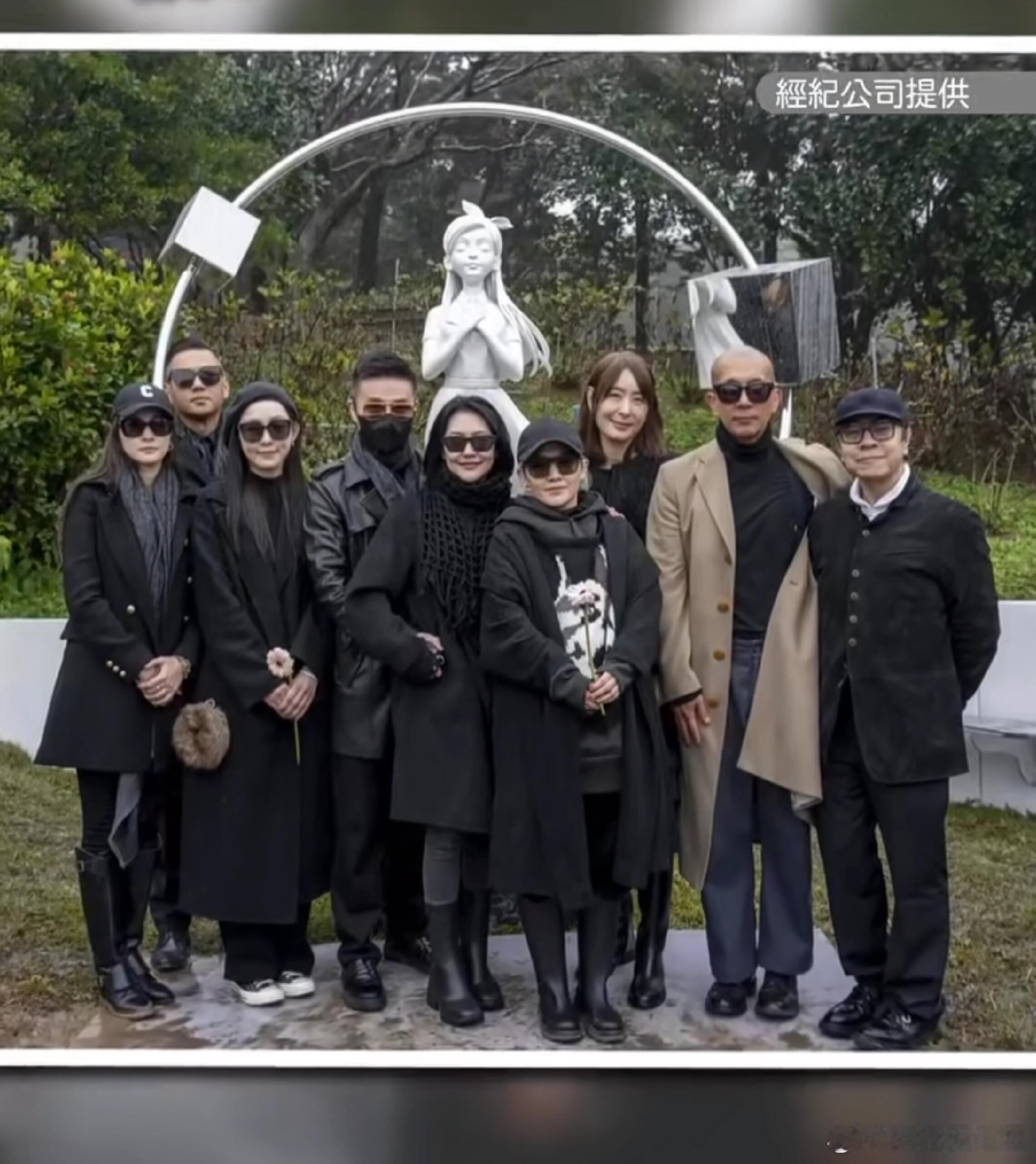 大S雕像台湾七仙女因大S而重聚，小S、范晓萱、范玮琪、阿雅、吴佩慈都到场了，竟然