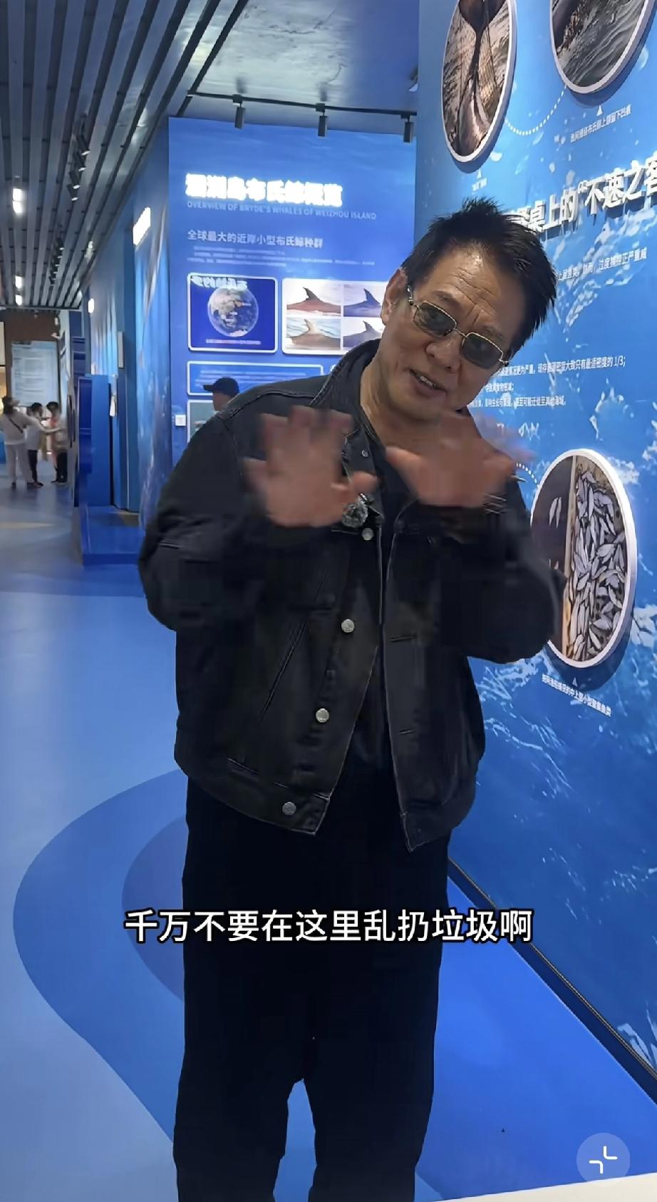 李连杰现身北海准备打太极，戴佛串，还带了一名贴身保镖，原来他也需要保镖!3月