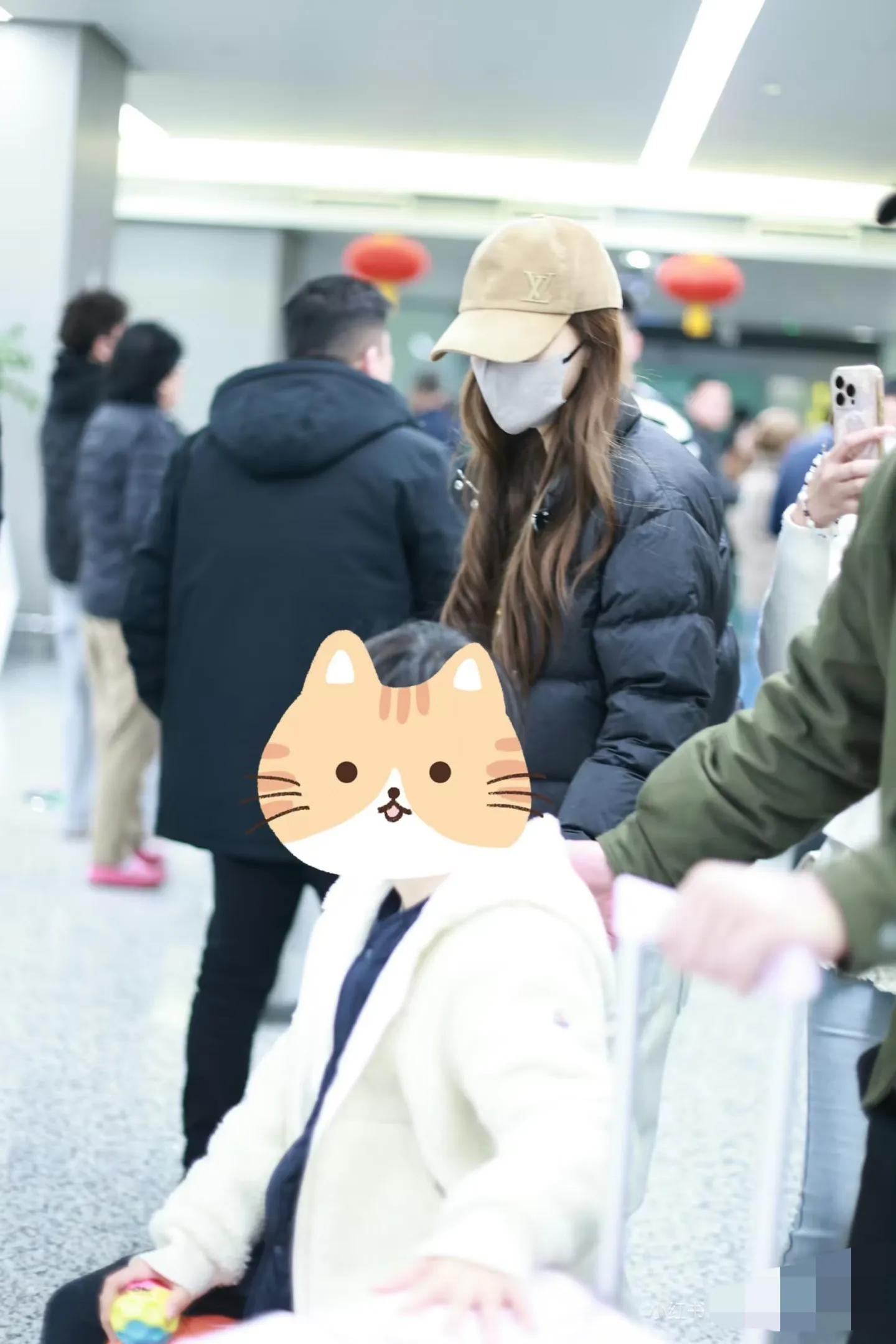 Angelababy带小海绵现身上海baby带小海绵返沪过年，杨颖中式机场穿搭，
