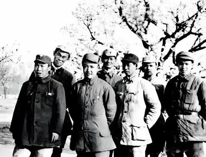 1955年大授衔，175位中将的名单送到朱德面前审阅。翻到一半，朱老总突然拍案而