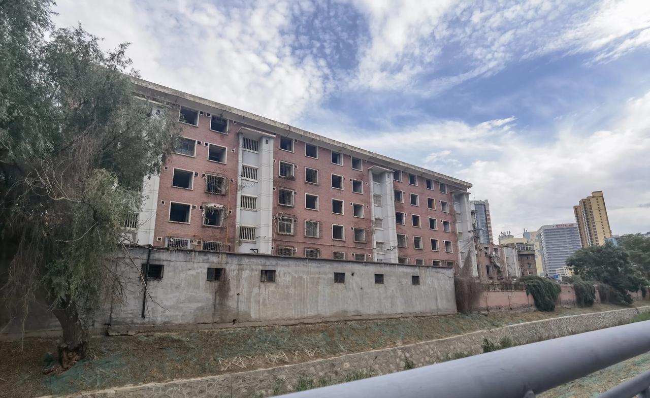兰州拆除了一处拦路虎，建设速度陡然加快了，这个一定要点赞。昨天下午，从皋兰路徒