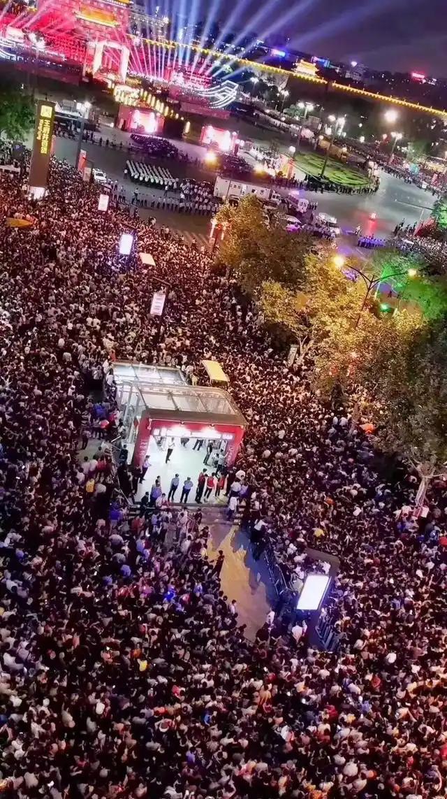 来华旅游、商务老外们感慨中国人都不用睡觉上班。最近外网好多老外刷到中国五一和十