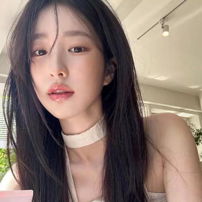 温柔甜美的气质，自然妆容，尽显优雅。清透少女感妆容温柔甜美风妆容甜美元气妆容