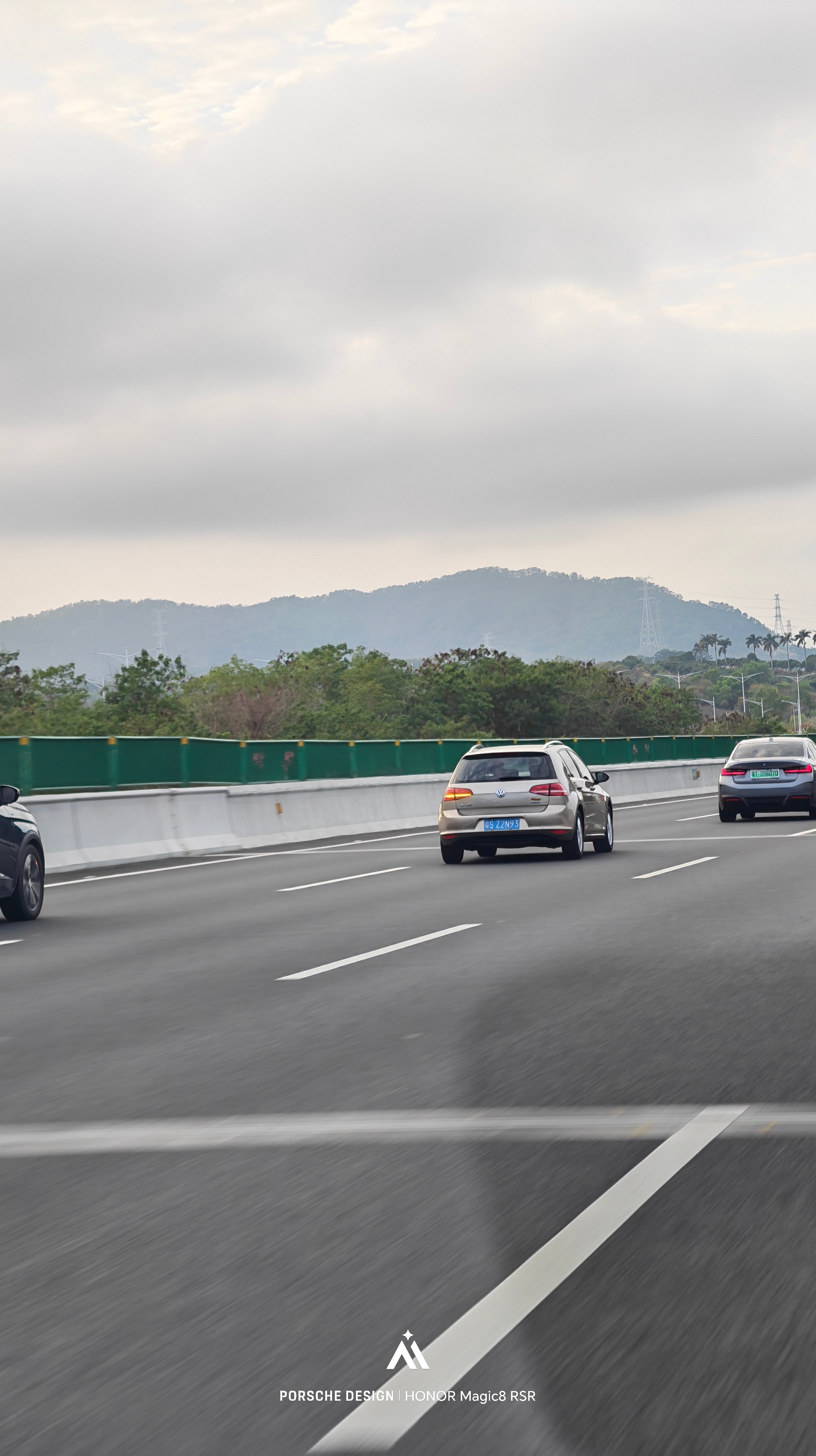 说出来你可能不信，昨天我从珠海回深圳，基本上在最右侧车道一路回来，不拥不挤，偶尔