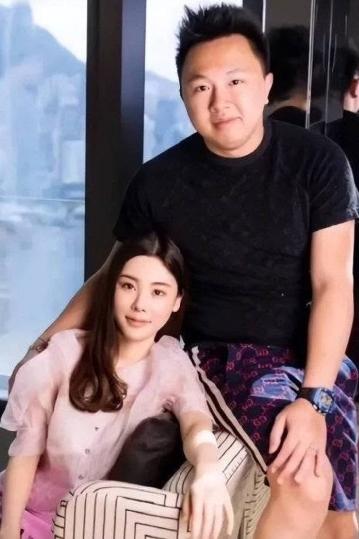 蔡天凤这案子，越审越像剥洋葱。谭方骏庭上自己说了：早年借500万港元去赌，全