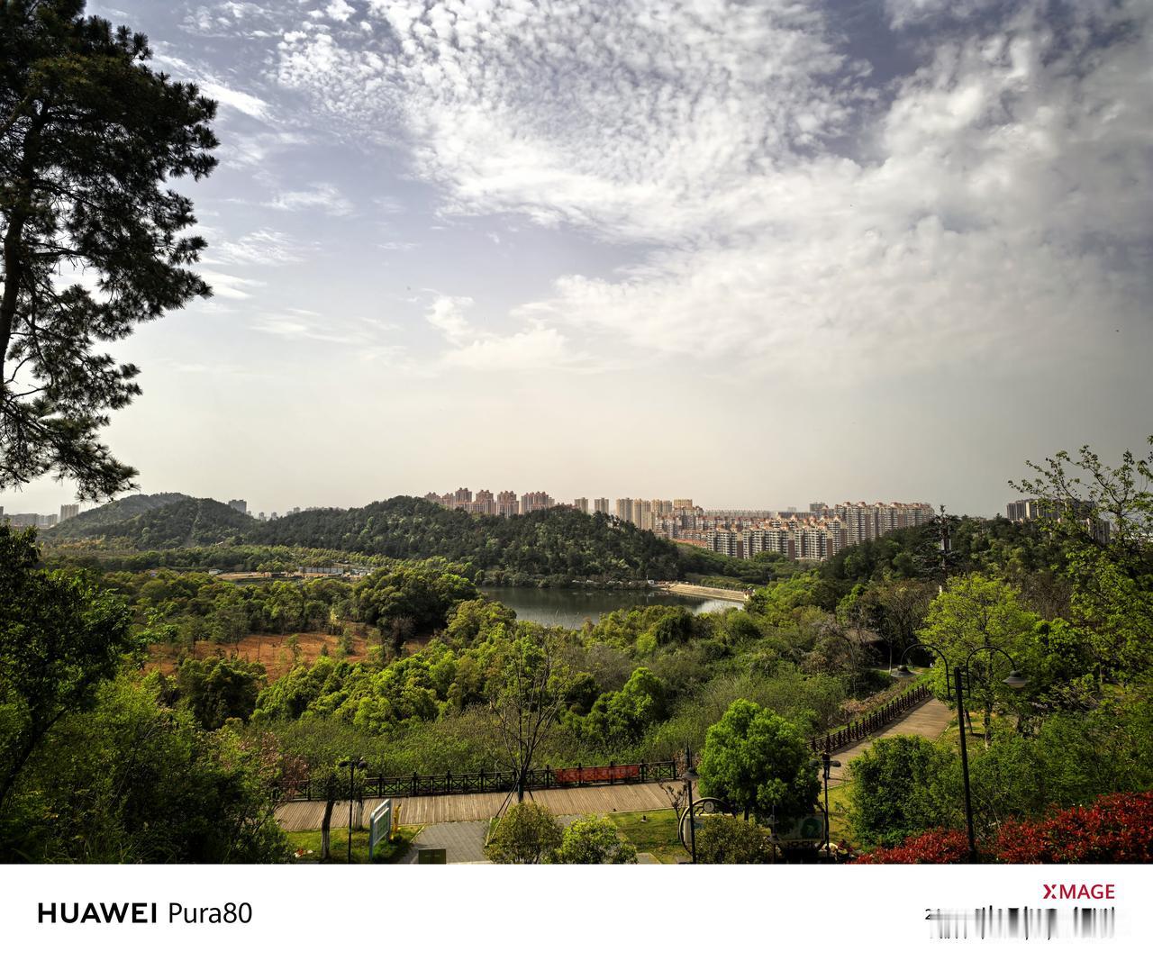 今天小朋友从幼儿园回来后很不开心，原因是老师提问她都会但是老师不点她名。我给