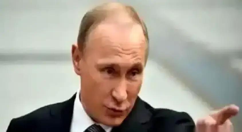 打了三年，全世界都以为毛熊快被掏空了。结果人家转头，从仓库里拉出来的家伙事儿，能