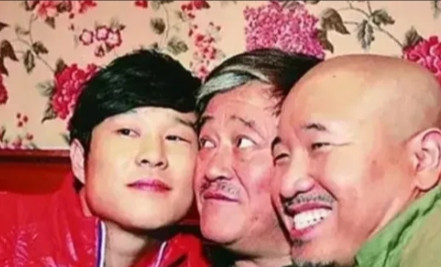 2016年，张小光在高速收费站发生车祸，当场身亡。赵本山悲痛不已:“一定要讨个说