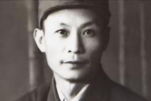 1955年授衔他只够大校，毛伟人看到名字皱眉，提笔改成中将。那天总干部部拟定