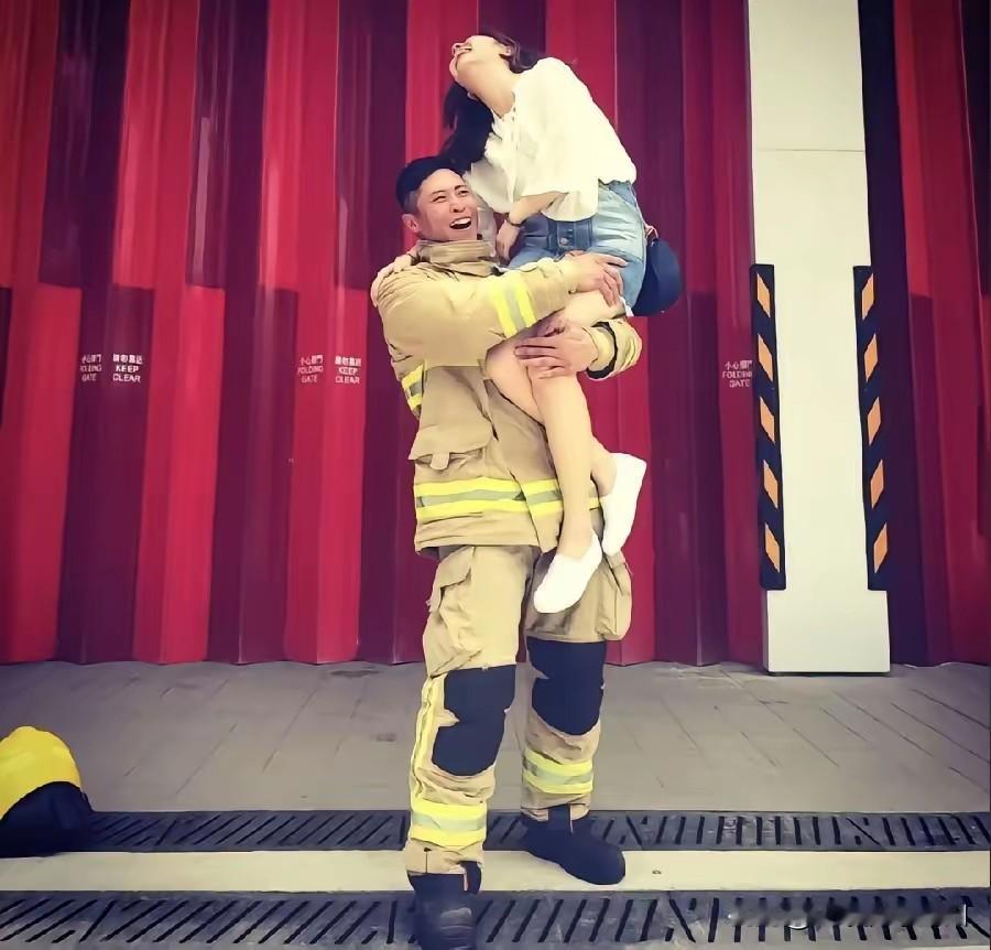 痛心！37岁消防员何伟豪在香港大火中不幸殉职，而他下个月就要跟相恋10年的女朋友