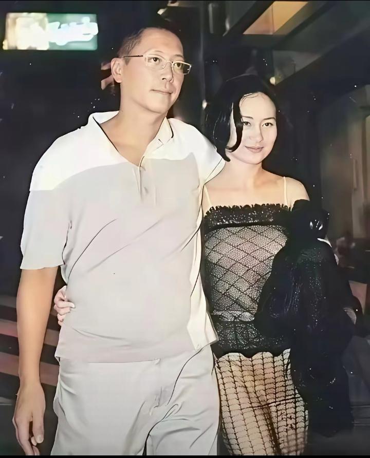 我真是想不明白了，虽然当年何超琼和许晋亨是豪门联姻，但是从他们的言为举止可以看得