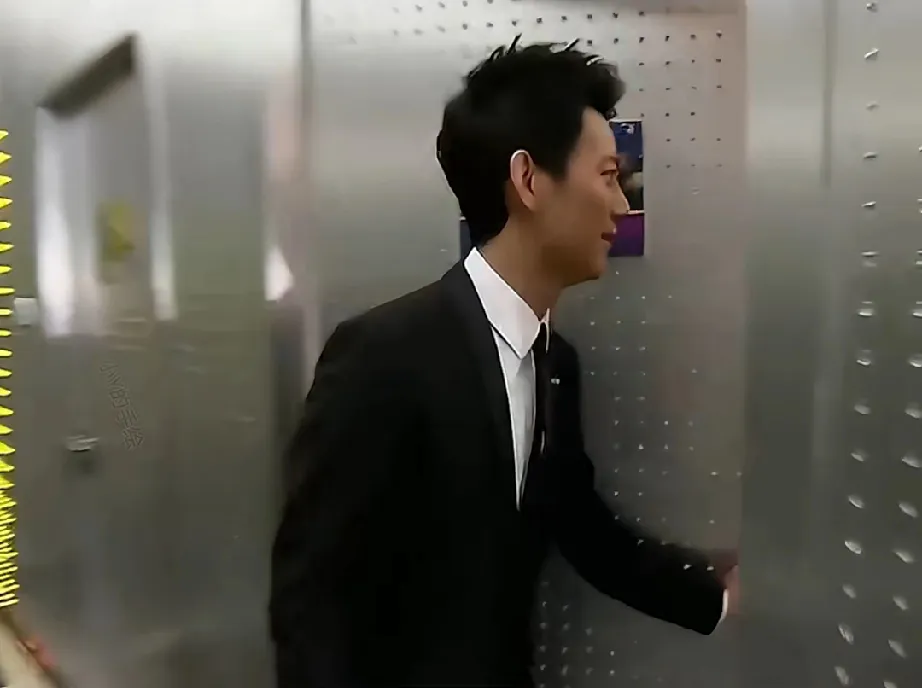 当何炅推门看见沈梦辰林志炫搂在一起…吓得他立刻关门，沈梦辰连忙叫住他。何老