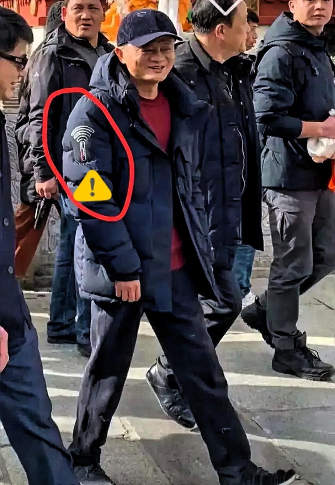 哈哈，这是炫富吗？实在看不懂了，马云近几日被拍到穿了一件户外的羽绒服，网友们