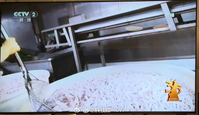 315晚会我是从来不吃什么泡椒凤爪包括任何泡椒的东西，你想想这玩意能干净吗？看都