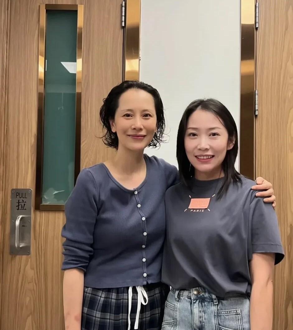 才47岁的海清怎么颜值呈现出断崖式衰老，看着像50多岁的大妈了。印象中她谈不上多