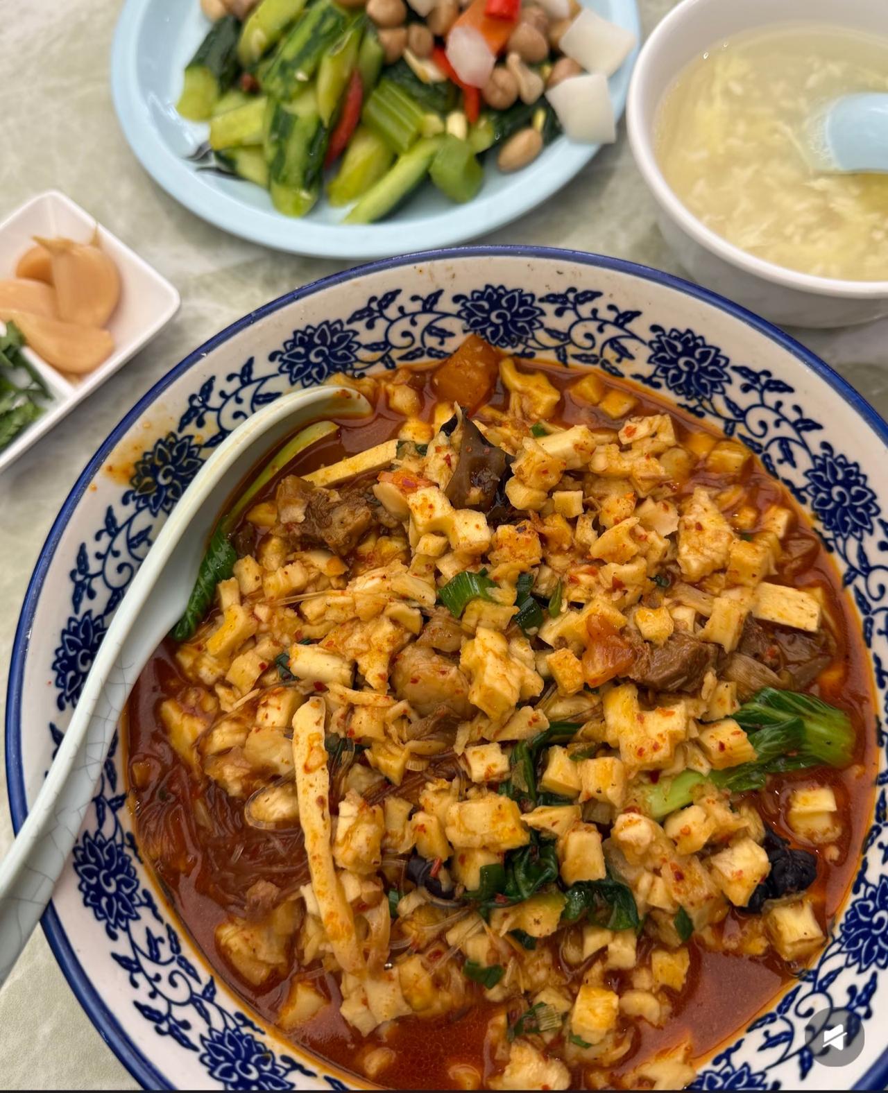 在杭州吃到好吃的羊肉泡馍啦！开心^_^下班去吃了陕西同事推荐的羊肉泡馍真的