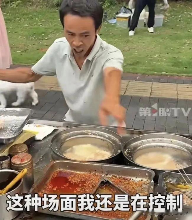 国庆期间，鸡排哥的惨烈一幕上演了。10月1日下午2点开摊，早上9点就有人排队了，