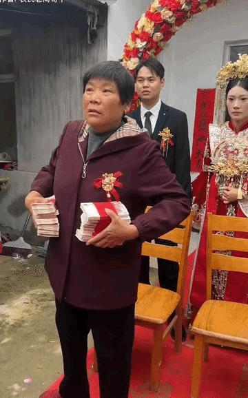 婚礼上丈母娘举着18万彩礼高呼“养女儿好不好”，底下喊“好”声一片，可新郎那笑比